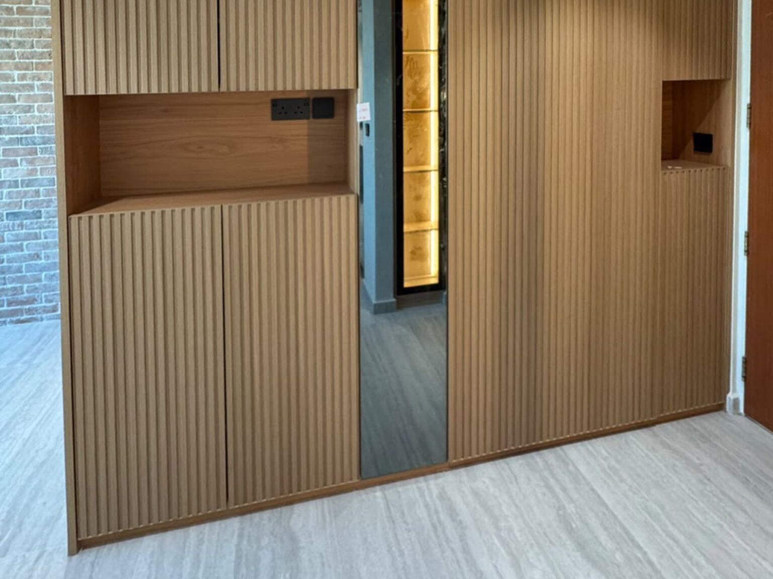 Fluted panel full-height shoe cabinet with mirror